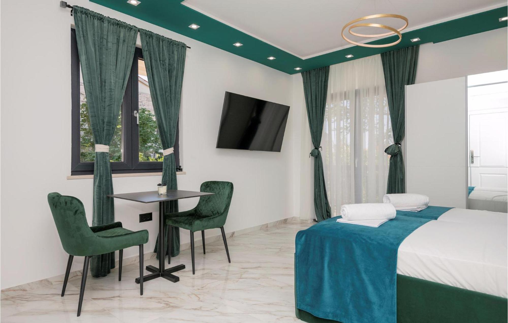 Awesome Apartment In Makarska With Wifi Exterior photo